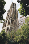 501205 Gezicht op de Domtoren (Domplein) te Utrecht met het uit steigermateriaal opgetrokken tijdelijk herbouwde schip ...